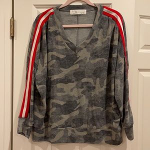 Super soft V-neck camouflage sweatshirt ❤️ Comfy!